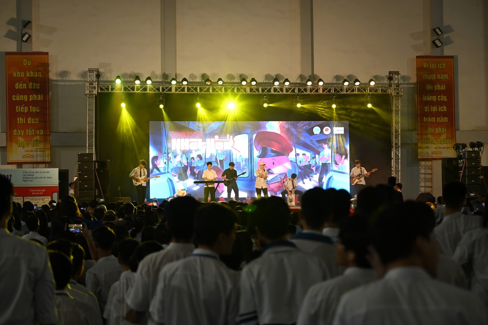 Nhấn để phóng to